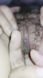 手指玩弄老婆的骚逼