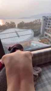 杭州西湖落地窗后入极品身材小空姐